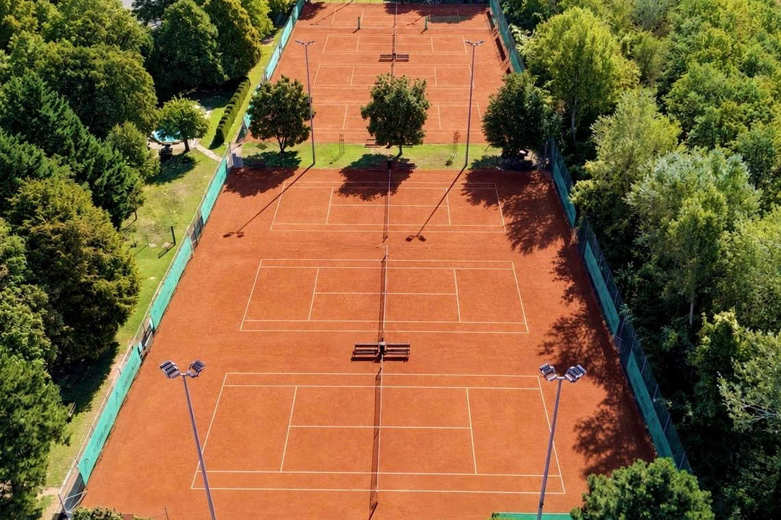 sieben Tennisplätze